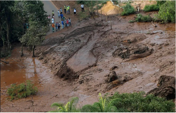 Imagem de rejeitos de rompimento de barragem.